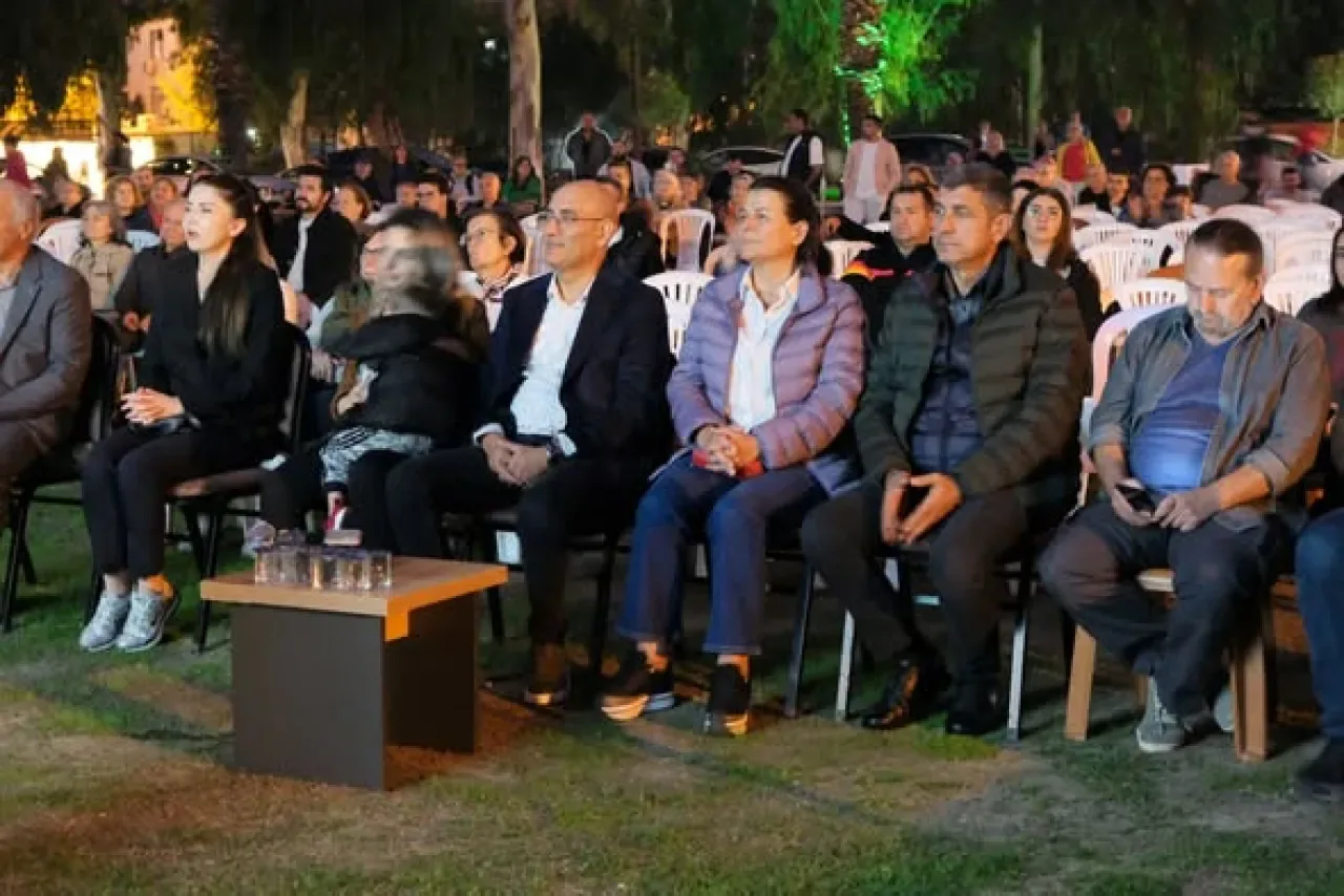 Foça'da Açık Hava Sinema ve Konser Keyfi Foça'da Açık Hava Sinema ve Konser Keyfi