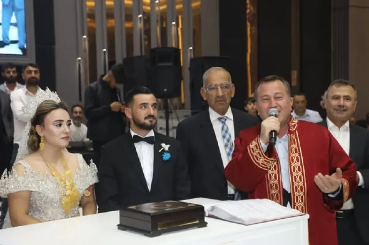 Nizip Belediye Başkanı Ali Doğan, Genç Çiftin Nikah Şahidi Oldu Nizip Belediye Başkanı Ali Doğan, Genç Çiftin Nikah Şahidi Oldu