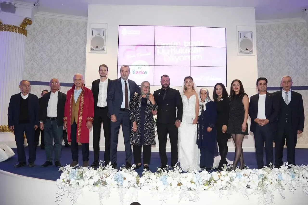 Ümraniye Belediye Başkanı İsmet Yıldırım, Genç Çiftin Nikah Şahidi Oldu Ümraniye Belediye Başkanı İsmet Yıldırım, Genç Çiftin Nikah Şahidi Oldu