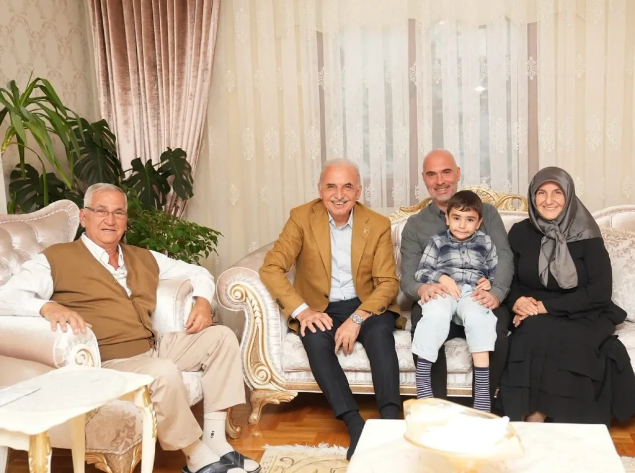 Ümraniye Belediye Başkanı İsmet Yıldırım, İlçenin İlk Sütçülerinden Bir Ailenin Misafiri Oldu Ümraniye Belediye Başkanı İsmet Yıldırım, İlçenin İlk Sütçülerinden Bir Ailenin Misafiri Oldu