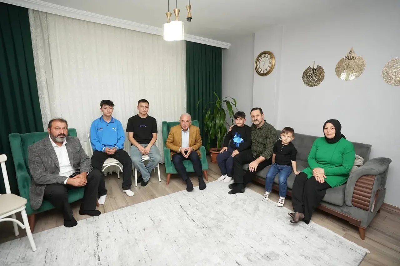 Belediye Başkanı İsmet Yıldırım, Ümraniye'de Vatandaş Ziyareti Gerçekleştirdi Belediye Başkanı İsmet Yıldırım, Ümraniye'de Vatandaş Ziyareti Gerçekleştirdi