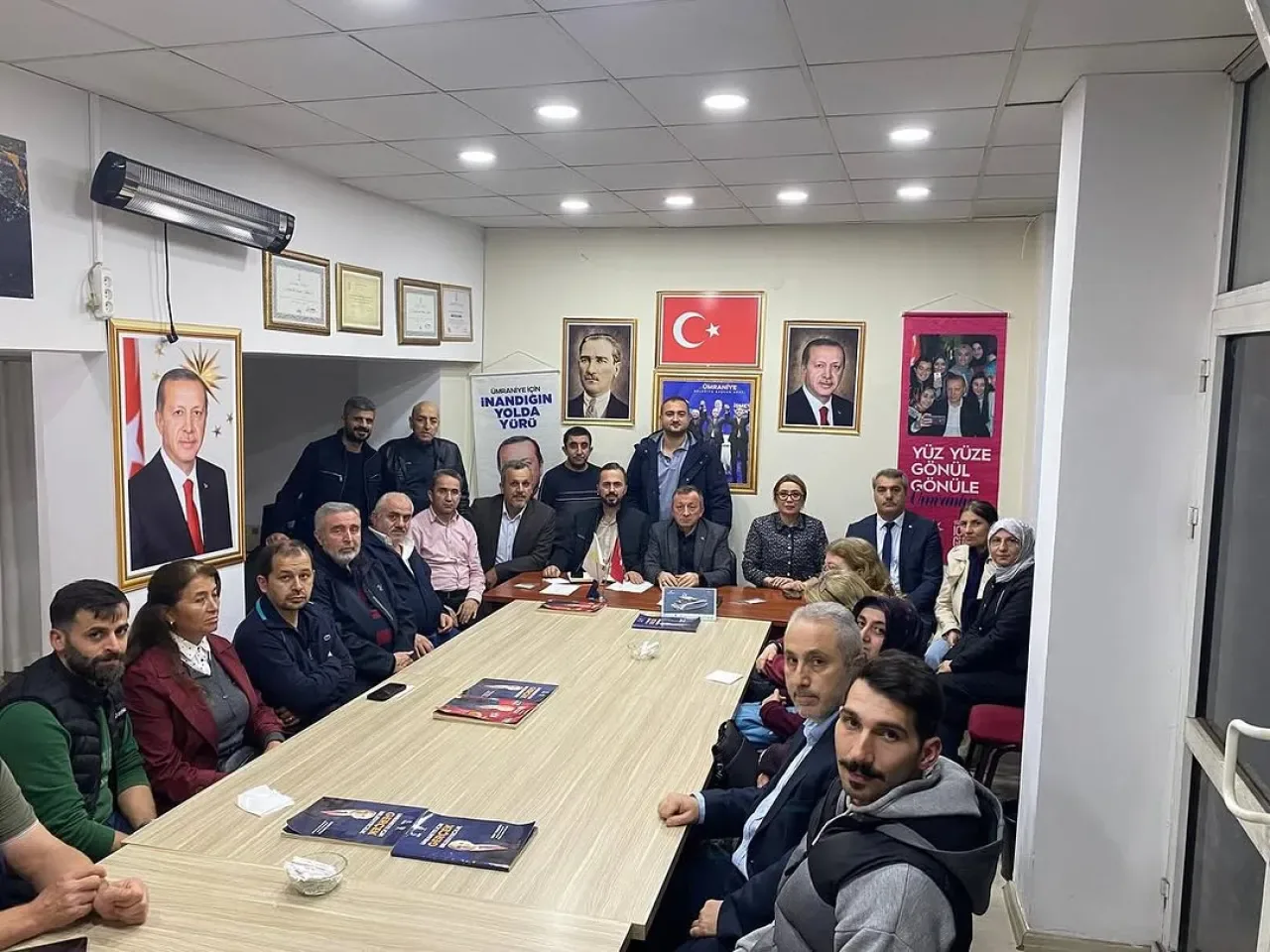 AK Parti Ümraniye'de Mahalle Toplantılarıyla Teşkilat Dinamizmini Canlı Tutuyor AK Parti Ümraniye'de Mahalle Toplantılarıyla Teşkilat Dinamizmini Canlı Tutuyor
