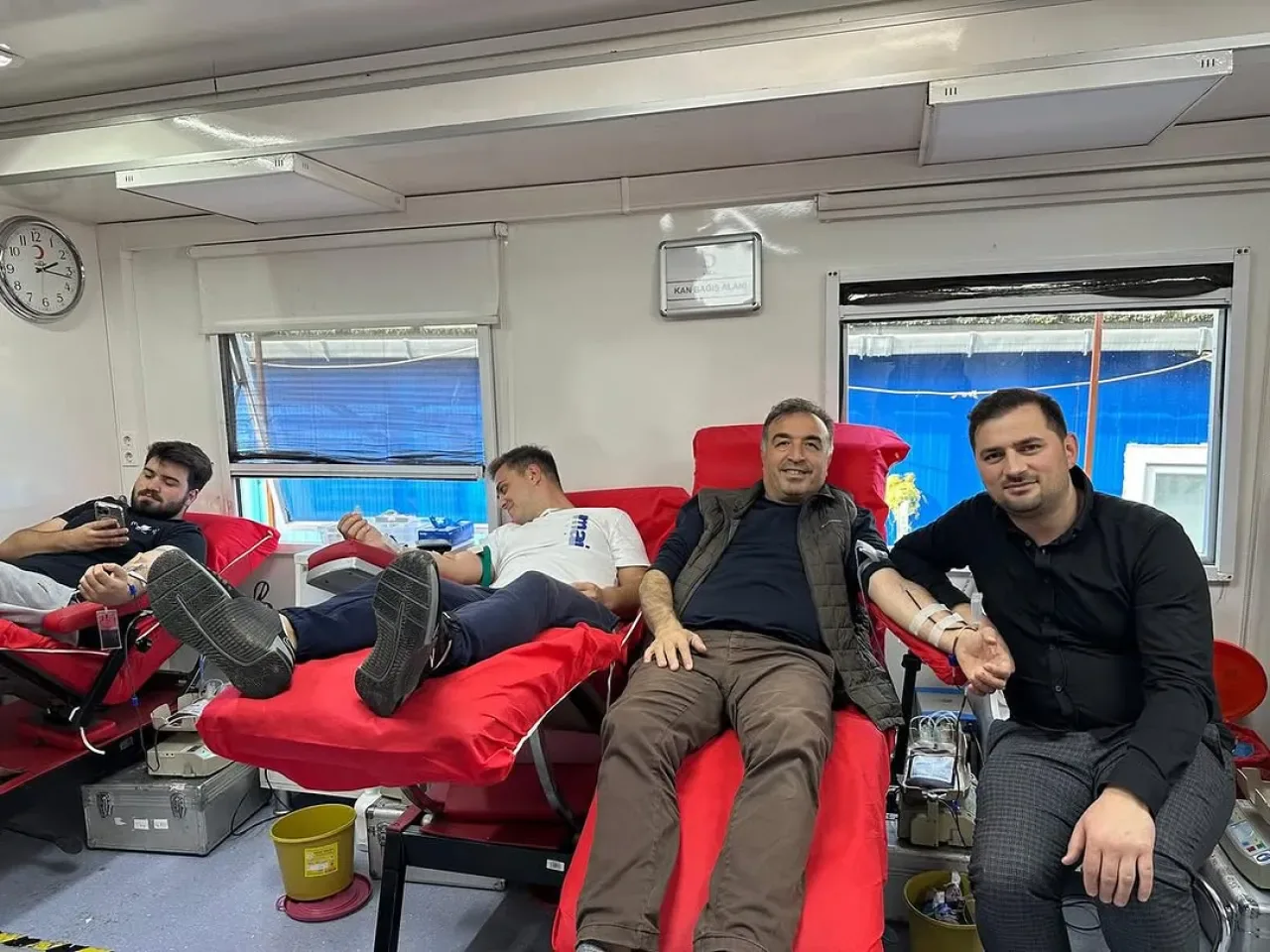 AK Parti Üsküdar'da "Kan Ver Hayat Kurtar" Kampanyasına Yoğun Katılım AK Parti Üsküdar'da "Kan Ver Hayat Kurtar" Kampanyasına Yoğun Katılım