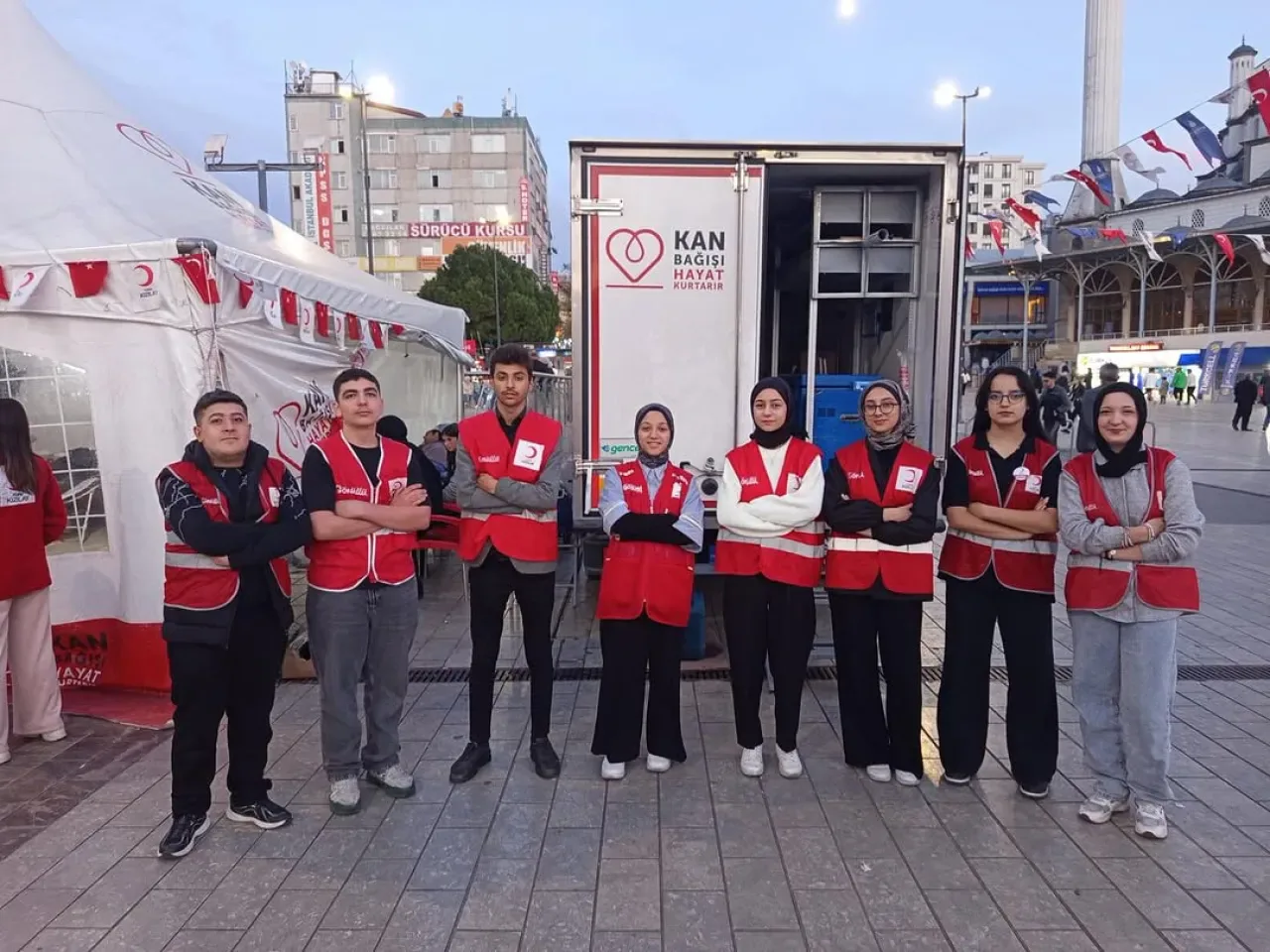 Genç Kızılay Bağcılar, Hafta Sonları Meydanlarda Kan Bağışı Bilgilendirmesi Yapıyor Genç Kızılay Bağcılar, Hafta Sonları Meydanlarda Kan Bağışı Bilgilendirmesi Yapıyor