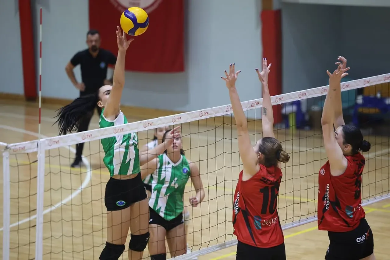Bursa Büyükşehir Belediyespor, İnegöl Orhaniye'ye Mağlup Oldu Bursa Büyükşehir Belediyespor, İnegöl Orhaniye'ye Mağlup Oldu