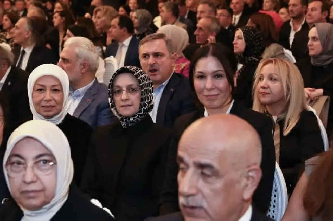 Eski Milli Eğitim Bakanı Mahmut Özer'in Çocuklarının Nikahı Gerçekleşti Eski Milli Eğitim Bakanı Mahmut Özer'in Çocuklarının Nikahı Gerçekleşti