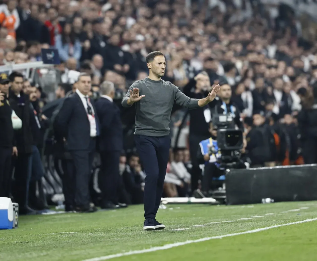 Fenerbahçe'den Teknik Direktör Açıklaması: Domenico Tedesco'nun Konumu Netleşti Fenerbahçe'den Teknik Direktör Açıklaması: Domenico Tedesco'nun Konumu Netleşti