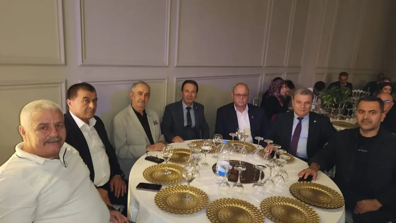 Antalya İYİ Parti'den Genç Çift'e Mutluluk Ziyareti Antalya İYİ Parti'den Genç Çift'e Mutluluk Ziyareti