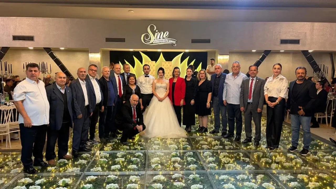 İYİ Parti Antalya'da Genç Çiftin Düğün Töreninde Buluştu İYİ Parti Antalya'da Genç Çiftin Düğün Töreninde Buluştu