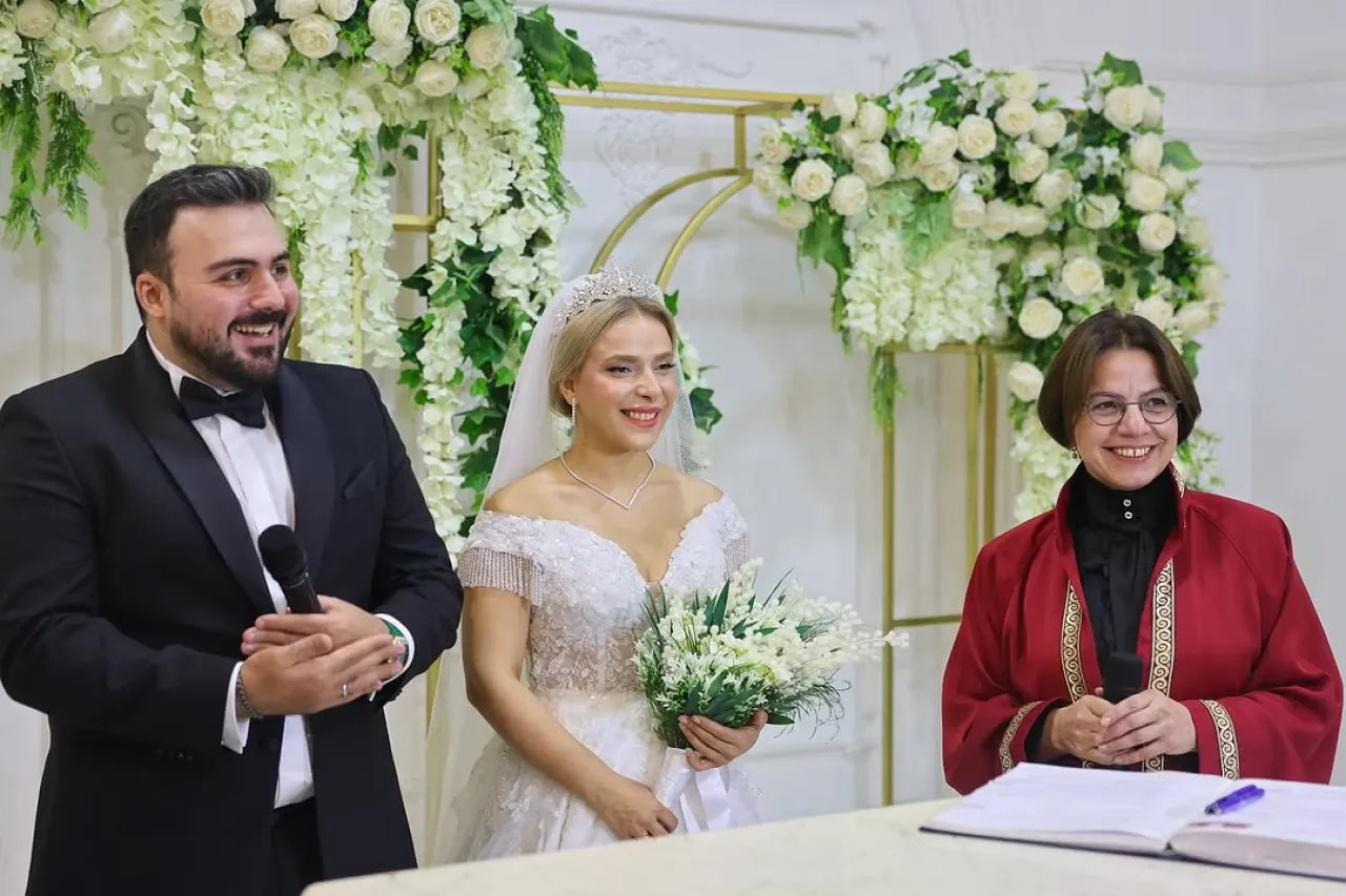 Maltepe Belediye Başkanı Esin Köymen, Yeni Evlenen Çifte Nikah Şahitliği Yaptı Maltepe Belediye Başkanı Esin Köymen, Yeni Evlenen Çifte Nikah Şahitliği Yaptı