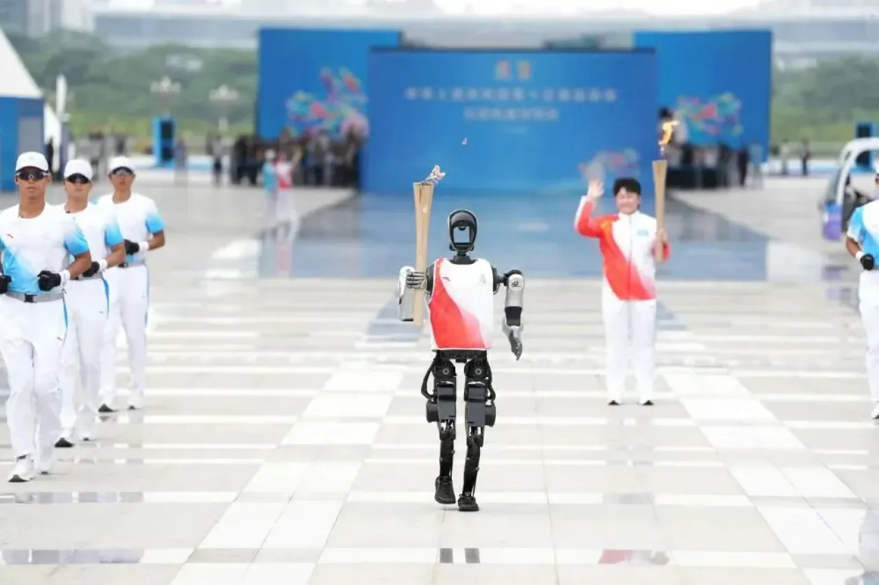 Dünyanın İlk 5G İnsansı Robotu, Çin Ulusal Oyunları Meşalesini Taşıdı Dünyanın İlk 5G İnsansı Robotu, Çin Ulusal Oyunları Meşalesini Taşıdı