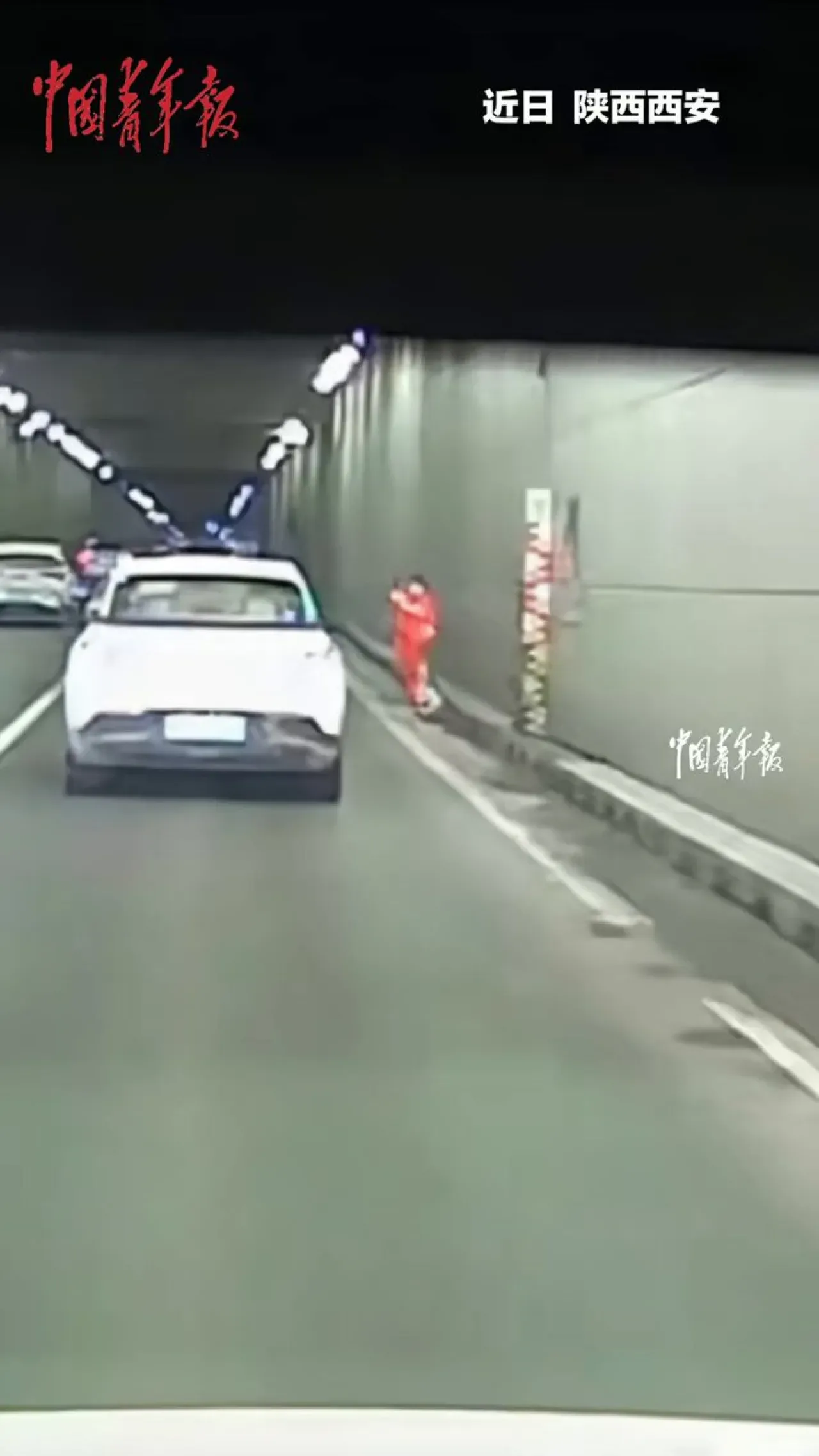 Çin'de Trafikte Yardımseverlik Örneği: Temizlik İşçisinin Şapkasını Kurtaran Sürücü Çin'de Trafikte Yardımseverlik Örneği: Temizlik İşçisinin Şapkasını Kurtaran Sürücü