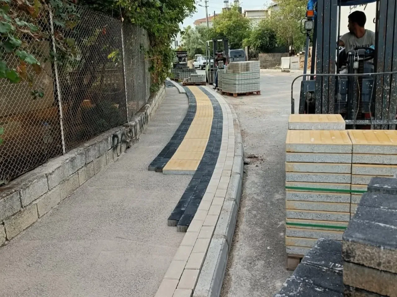 Serik'te Dört Sokakta Kaldırım Yapım Çalışmaları Devam Ediyor Serik'te Dört Sokakta Kaldırım Yapım Çalışmaları Devam Ediyor