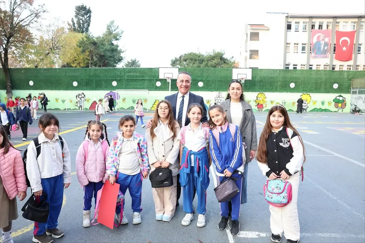 Sultangazi Belediye Başkanı, Cebeci Sultançiftliği İlkokulu Öğrencileriyle Bir Araya Geldi Sultangazi Belediye Başkanı, Cebeci Sultançiftliği İlkokulu Öğrencileriyle Bir Araya Geldi
