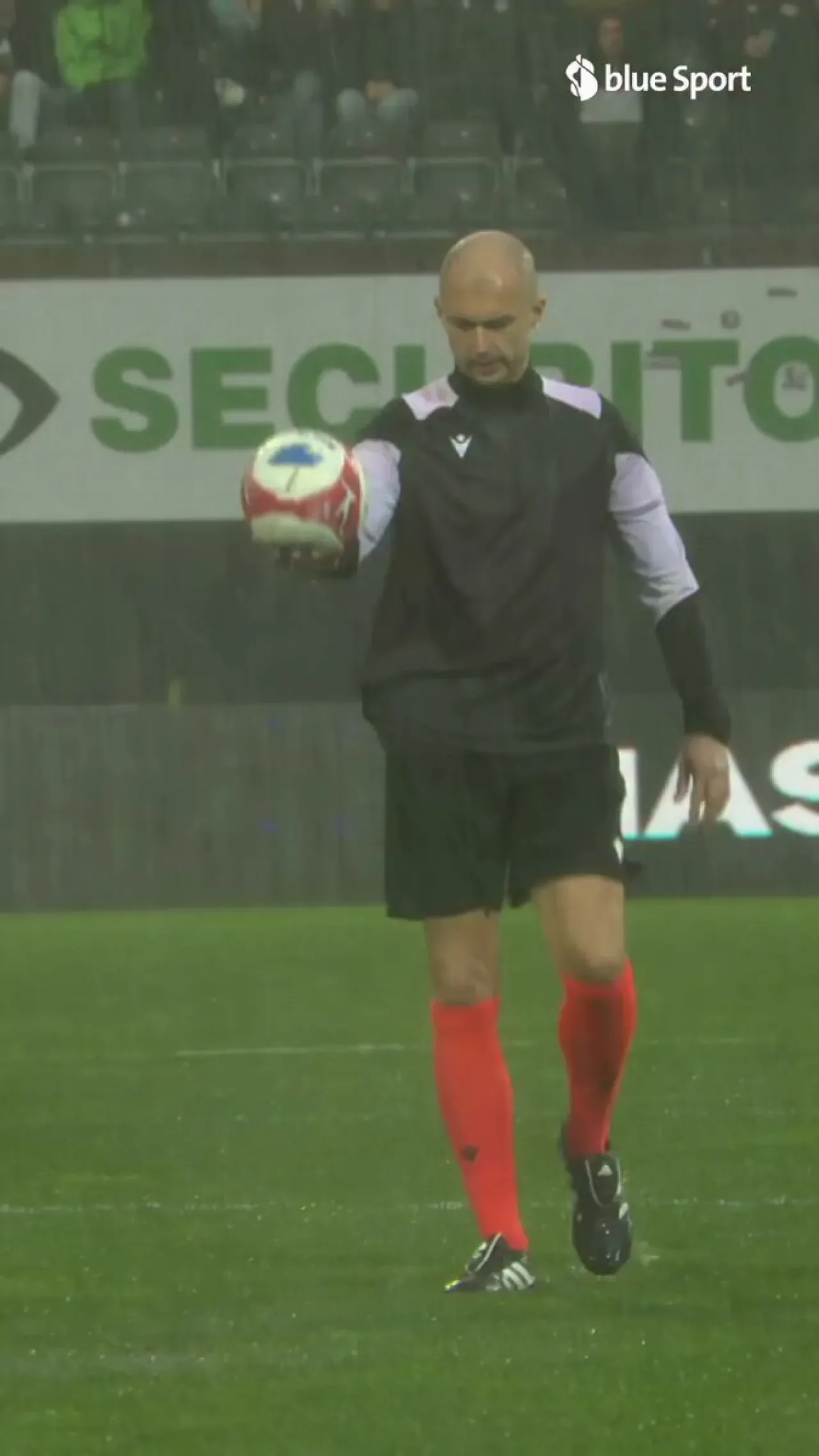 Lugano - St. Gallen Maçı Yağmur Kurbanı: Futbolcular Sahada Eğlendi Lugano - St. Gallen Maçı Yağmur Kurbanı: Futbolcular Sahada Eğlendi