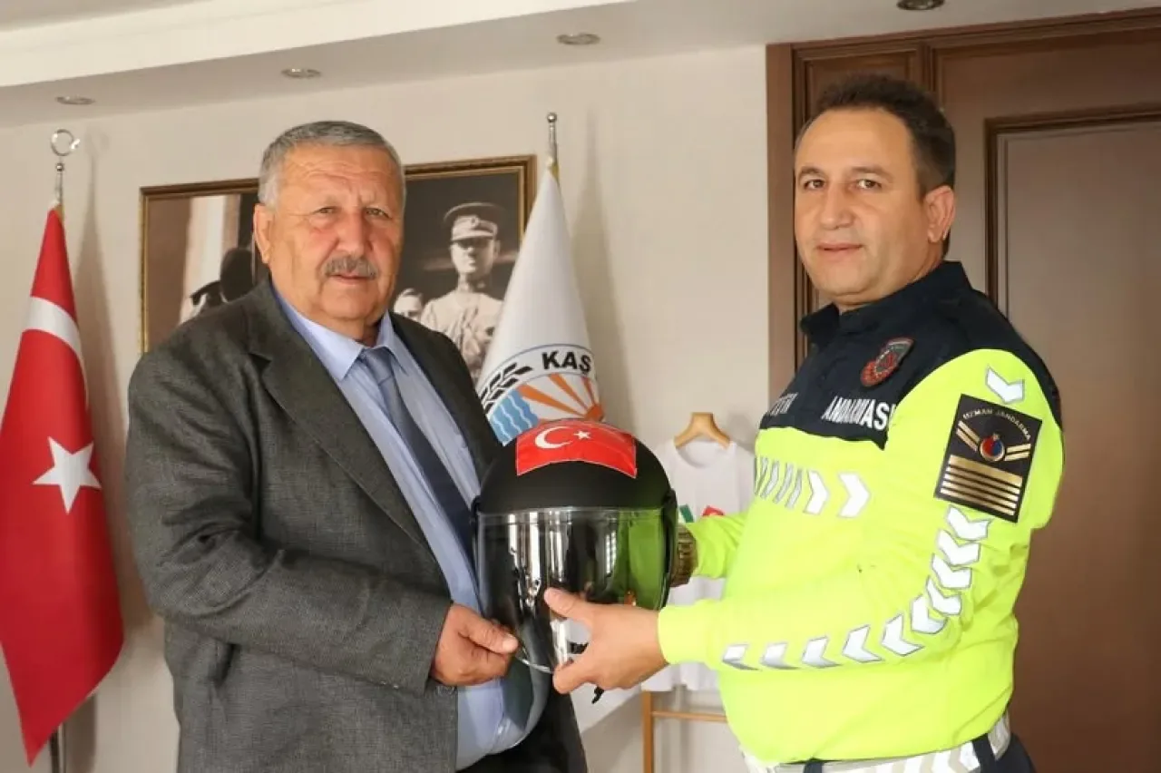 Kaş Belediyesi'nden Jandarma Trafik Timine Kask Desteği Kaş Belediyesi'nden Jandarma Trafik Timine Kask Desteği