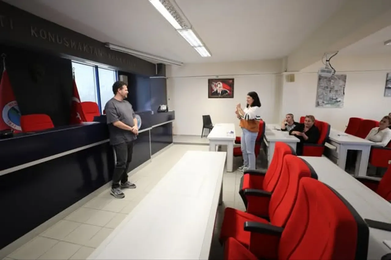 Menderes Belediyesi Personeli, İşitme Engelli Vatandaşlar İçin İşaret Dili Öğrendi Menderes Belediyesi Personeli, İşitme Engelli Vatandaşlar İçin İşaret Dili Öğrendi