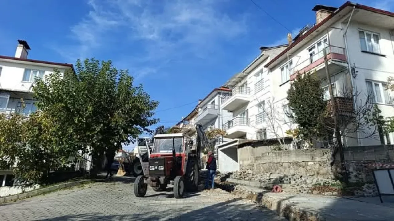 Dursunbey'de Altyapı ve Yol Çalışmaları Hız Kesmiyor Dursunbey'de Altyapı ve Yol Çalışmaları Hız Kesmiyor