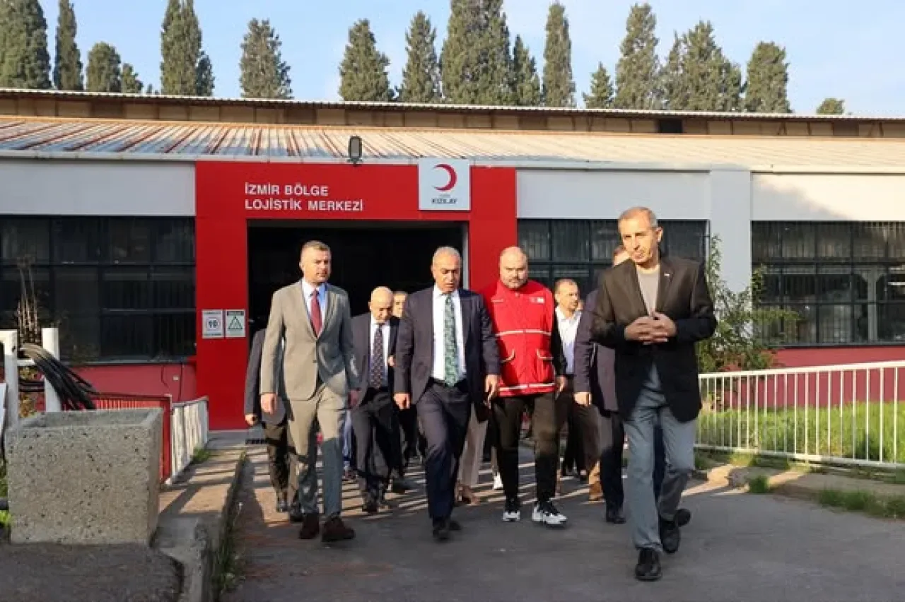 Buca Belediye Başkanı ve Kaymakam, Kızılay Haftası'nda Afet Merkezi'ni Ziyaret Etti Buca Belediye Başkanı ve Kaymakam, Kızılay Haftası'nda Afet Merkezi'ni Ziyaret Etti