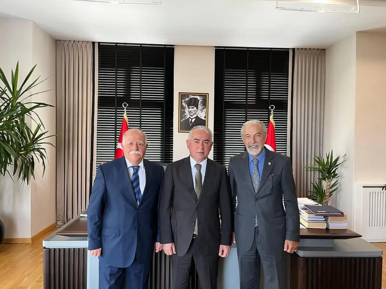 Eski Belediye Başkanları Şile Kaymakamı Mustafa Çit'i Ziyaret Etti Eski Belediye Başkanları Şile Kaymakamı Mustafa Çit'i Ziyaret Etti