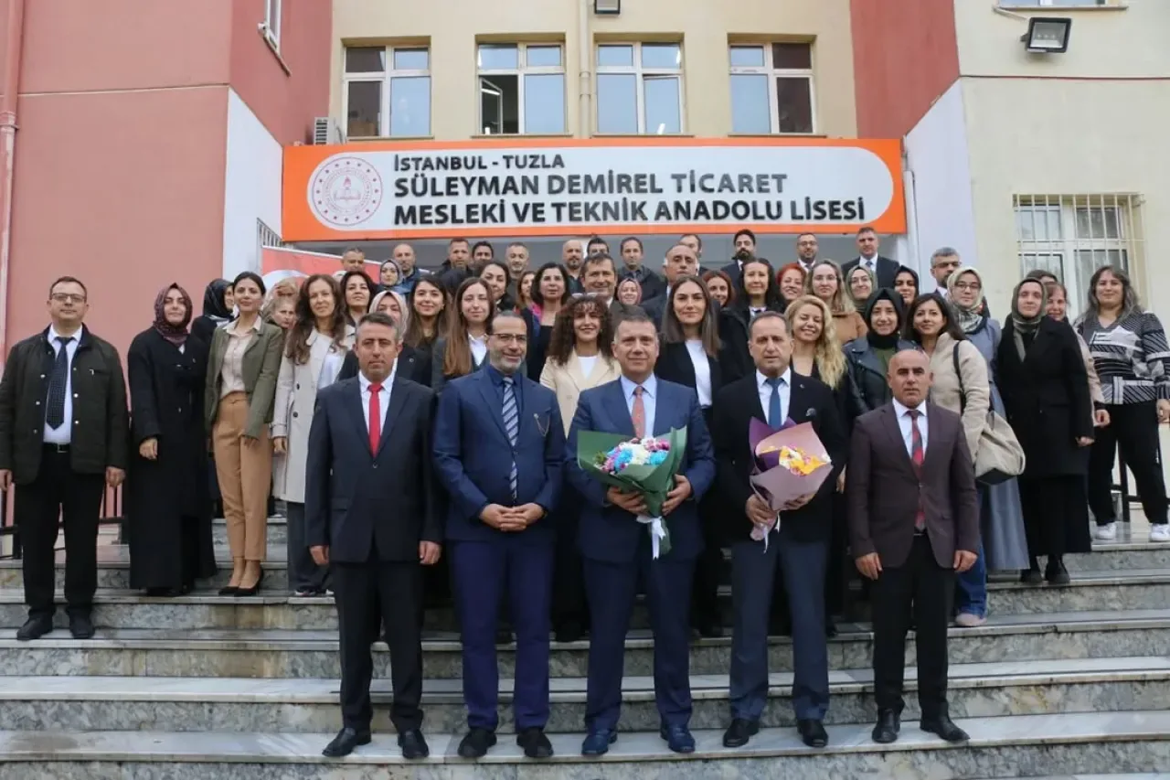 Kaymakam Ümit Hüseyin Güney, Tuzla'da Öğrencilerle Bayrak Töreninde Bir Araya Geldi Kaymakam Ümit Hüseyin Güney, Tuzla'da Öğrencilerle Bayrak Töreninde Bir Araya Geldi