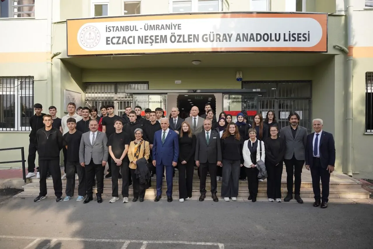 Ümraniye'de "Bayrağın Gölgesinde Birlikteyiz" Projesi Kapsamında Anlamlı Okul Ziyareti Ümraniye'de "Bayrağın Gölgesinde Birlikteyiz" Projesi Kapsamında Anlamlı Okul Ziyareti