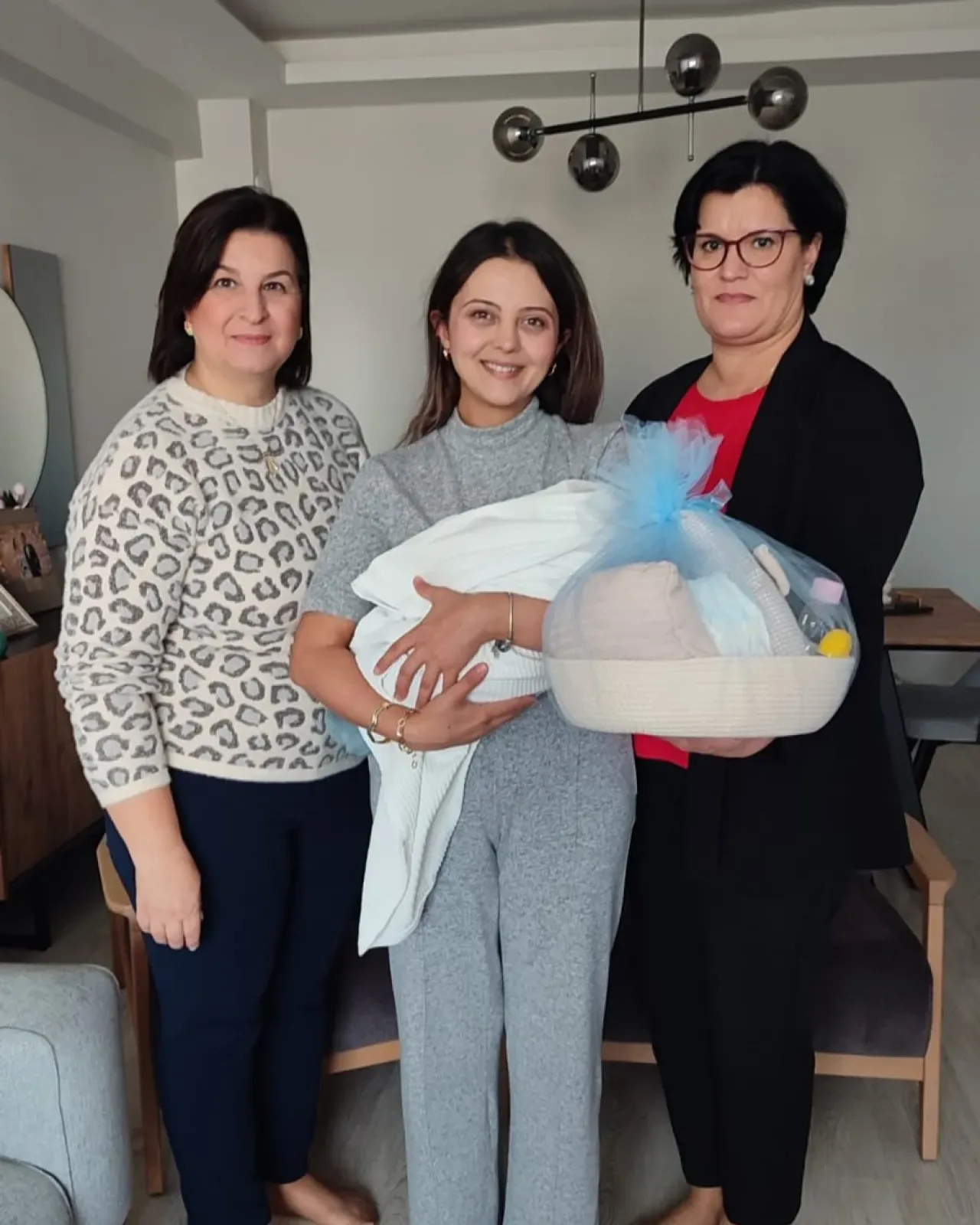 Susurluk'ta Yeni Doğan Bebeklere "Hoş Geldin" Ziyareti Susurluk'ta Yeni Doğan Bebeklere "Hoş Geldin" Ziyareti