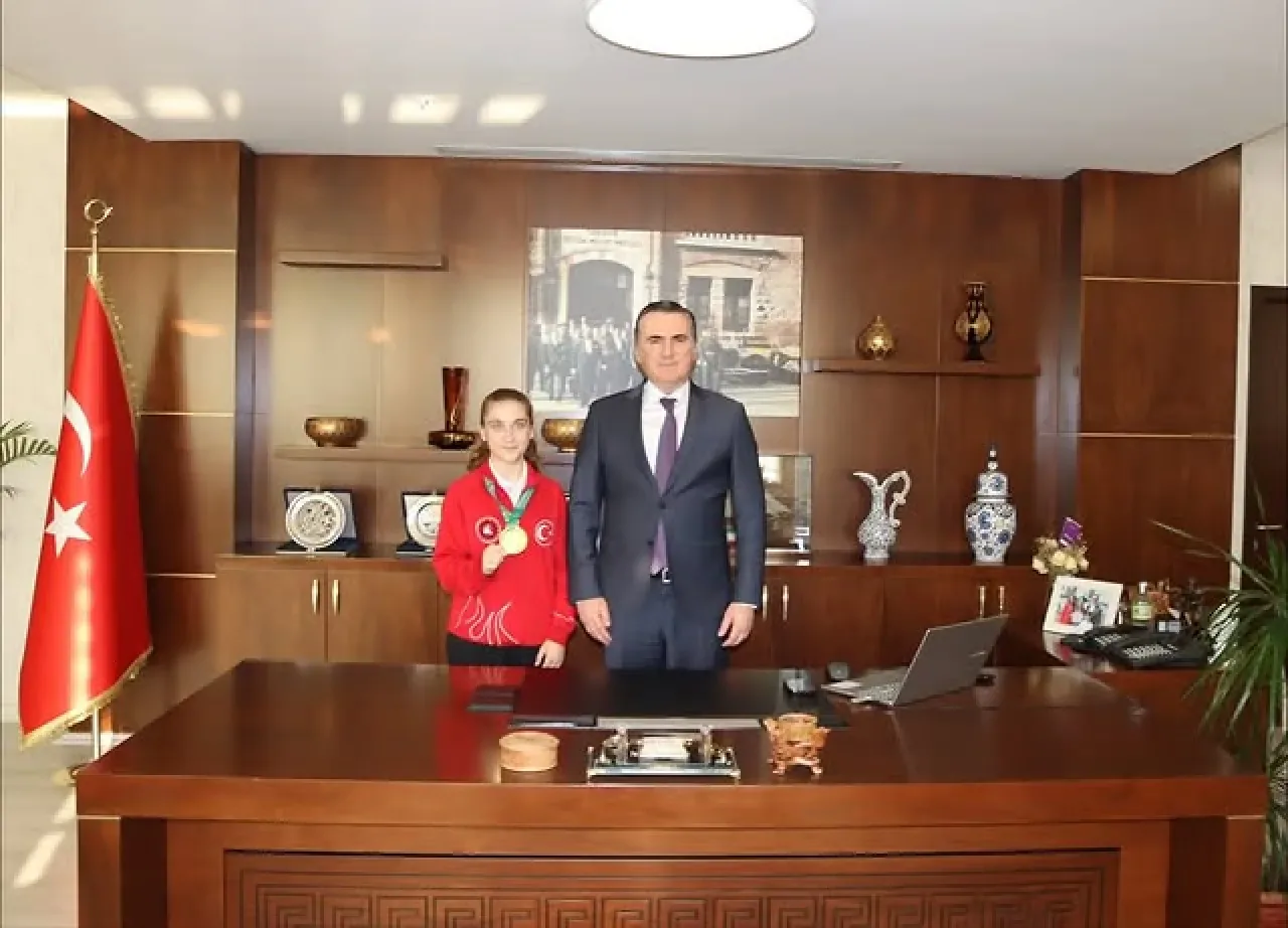 Pendik Kaymakamı, Dünya Wushu Şampiyonu Öğrenciyi Kabul Etti Pendik Kaymakamı, Dünya Wushu Şampiyonu Öğrenciyi Kabul Etti