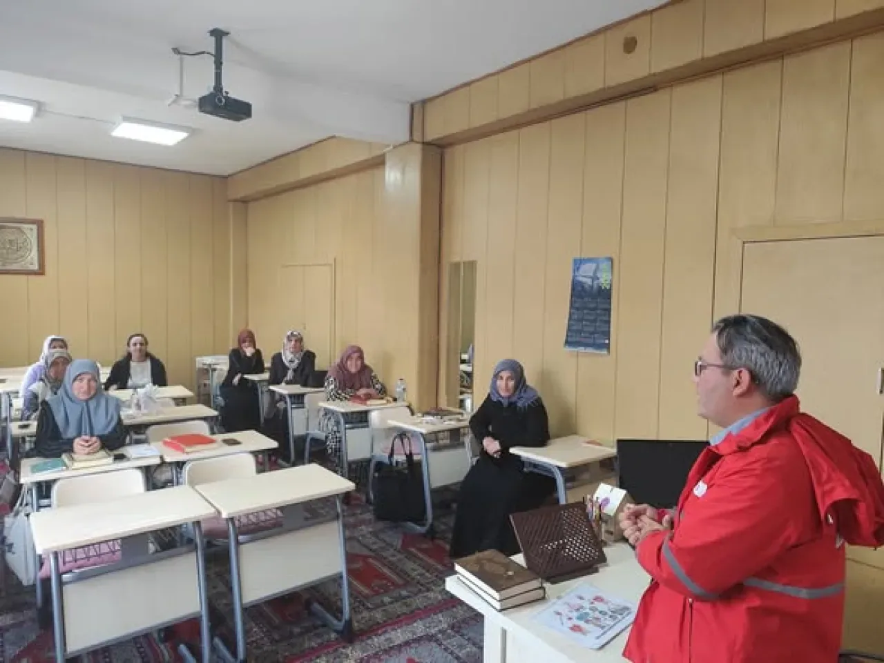 Keçiören'de Kızılay Haftası'na Özel Kuran Kursu Öğrencilerine Seminer Keçiören'de Kızılay Haftası'na Özel Kuran Kursu Öğrencilerine Seminer