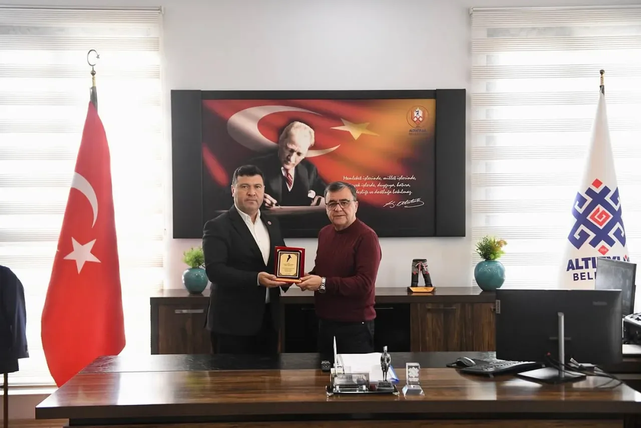 Halalca Mahalle Muhtarı ve CHP'li Kadın Kolları Başkanı Altıeylül Belediye Başkanı'nı Ziyaret Etti Halalca Mahalle Muhtarı ve CHP'li Kadın Kolları Başkanı Altıeylül Belediye Başkanı'nı Ziyaret Etti