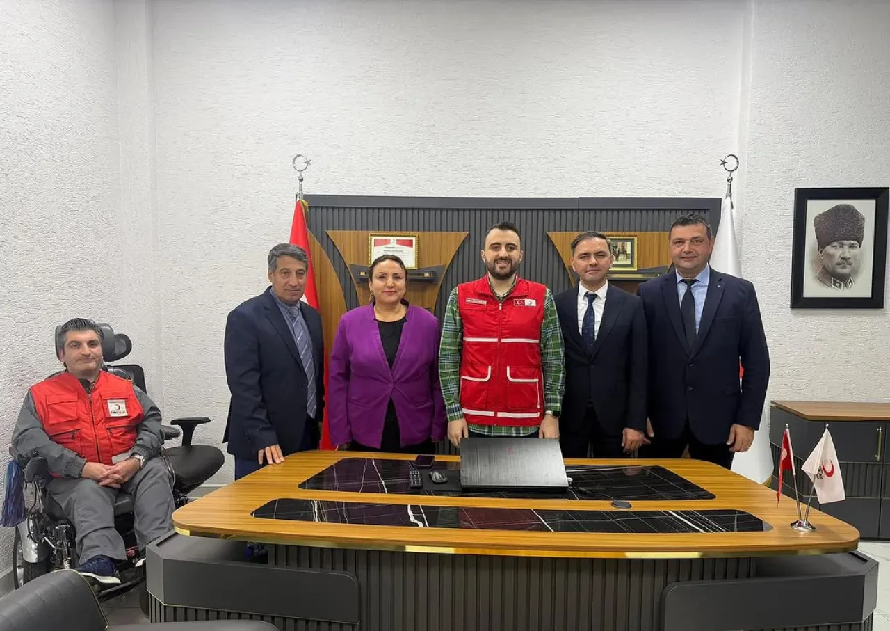 Bayrampaşa'da Kızılay Haftası Ziyareti: İlçe Müdürleri Şube Başkanı ile Bir Araya Geldi Bayrampaşa'da Kızılay Haftası Ziyareti: İlçe Müdürleri Şube Başkanı ile Bir Araya Geldi