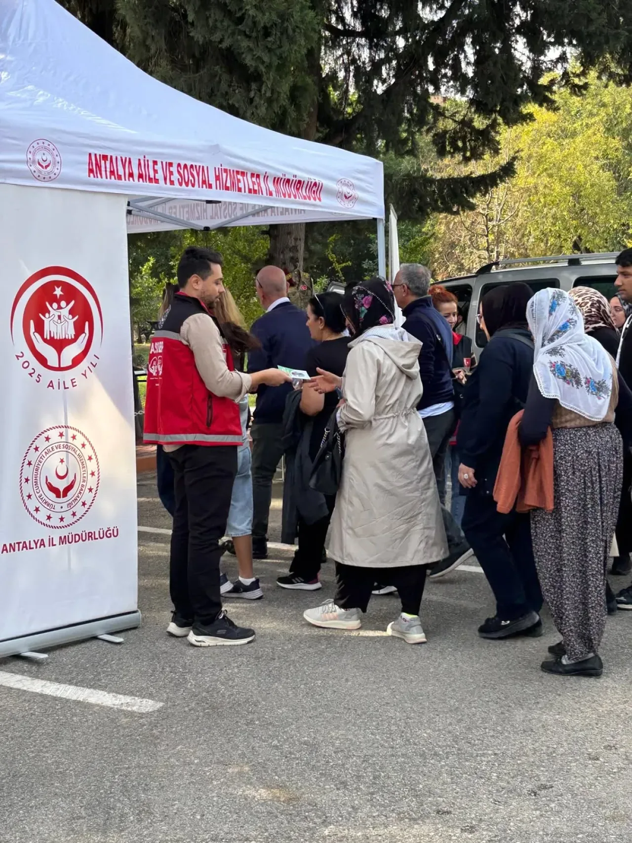 Antalya'da Aile Yılı Kapsamında Askeri Törende Bilgilendirme Standı Açıldı Antalya'da Aile Yılı Kapsamında Askeri Törende Bilgilendirme Standı Açıldı