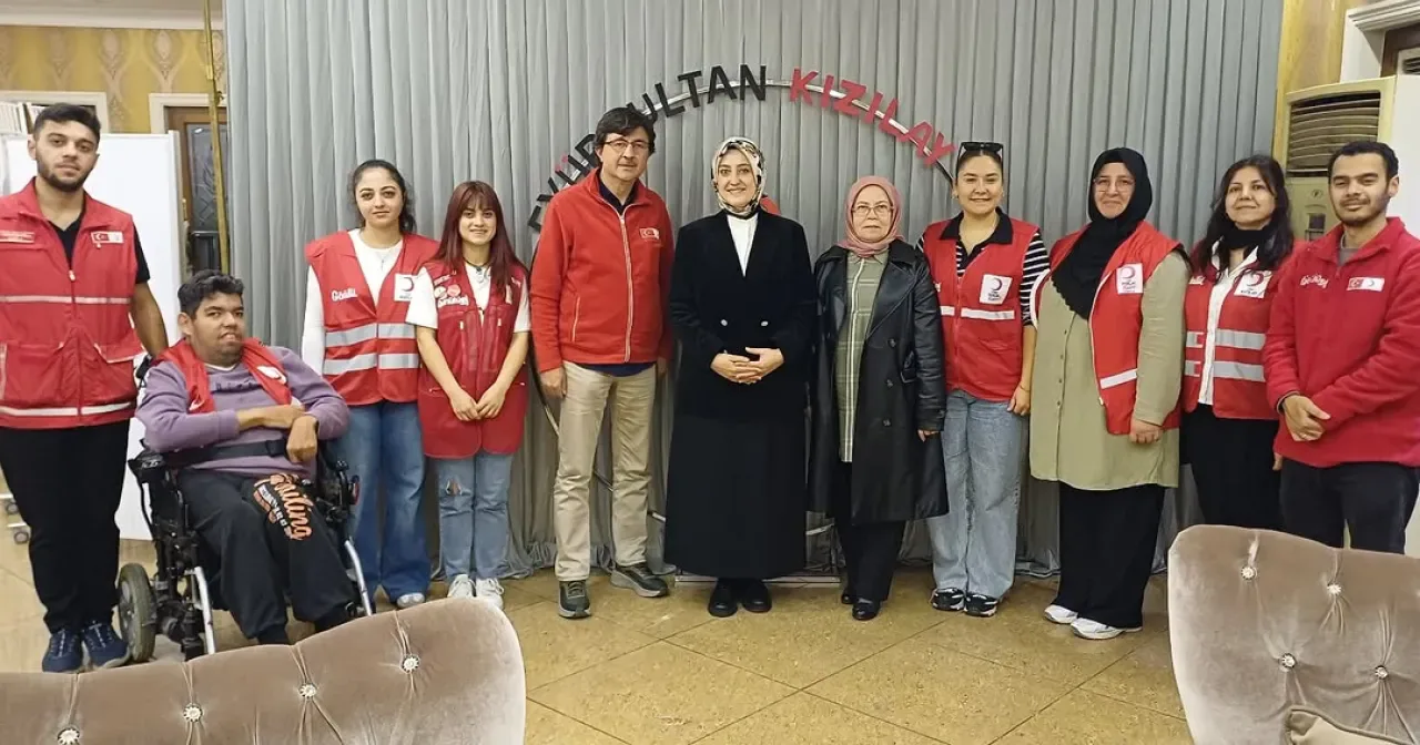 Kızılay Haftası'nda Eyüpsultan'da Anlamlı Ziyaret Kızılay Haftası'nda Eyüpsultan'da Anlamlı Ziyaret