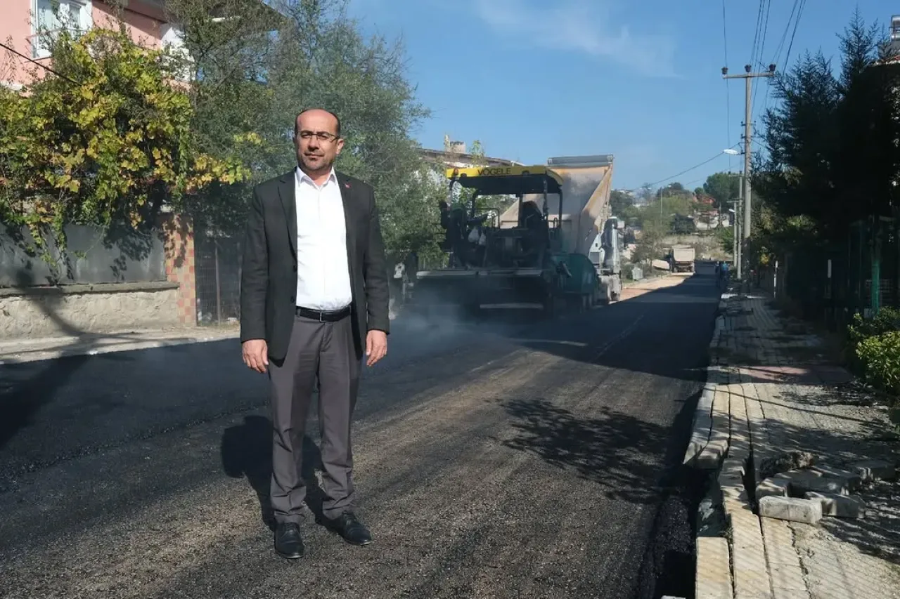 Orhaneli Belediye Başkanı Ali Osman Tayır, İlçe Merkezinde Sıcak Asfalt Çalışmalarını Sürdürüyor Orhaneli Belediye Başkanı Ali Osman Tayır, İlçe Merkezinde Sıcak Asfalt Çalışmalarını Sürdürüyor