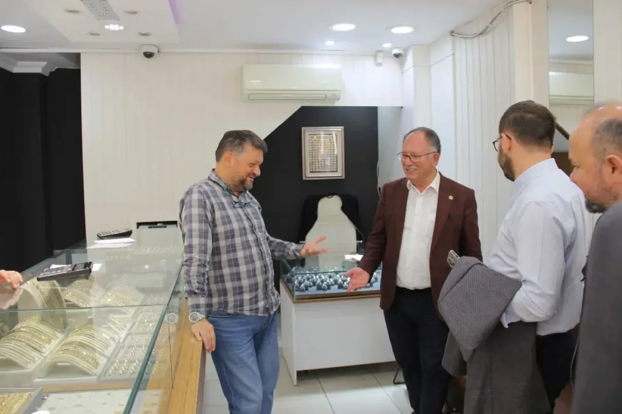 Antalya Saadet Partili Kılıç, İsmet Pişirici'yi İş Yerinde Ziyaret Etti Antalya Saadet Partili Kılıç, İsmet Pişirici'yi İş Yerinde Ziyaret Etti