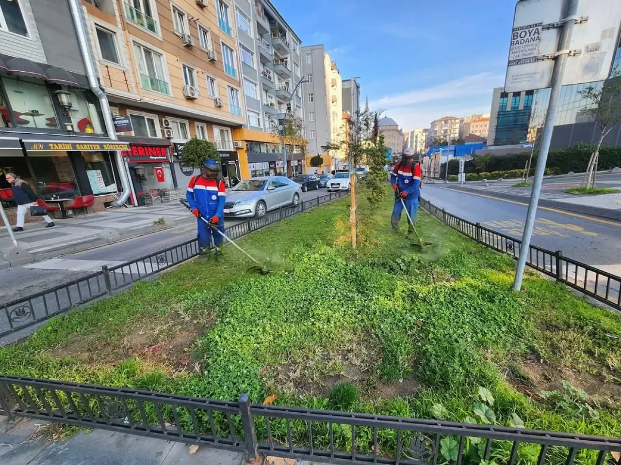 Kâğıthane'de Yeşil Alanlar Düzenli Çim Biçme Çalışmalarıyla Korunuyor Kâğıthane'de Yeşil Alanlar Düzenli Çim Biçme Çalışmalarıyla Korunuyor