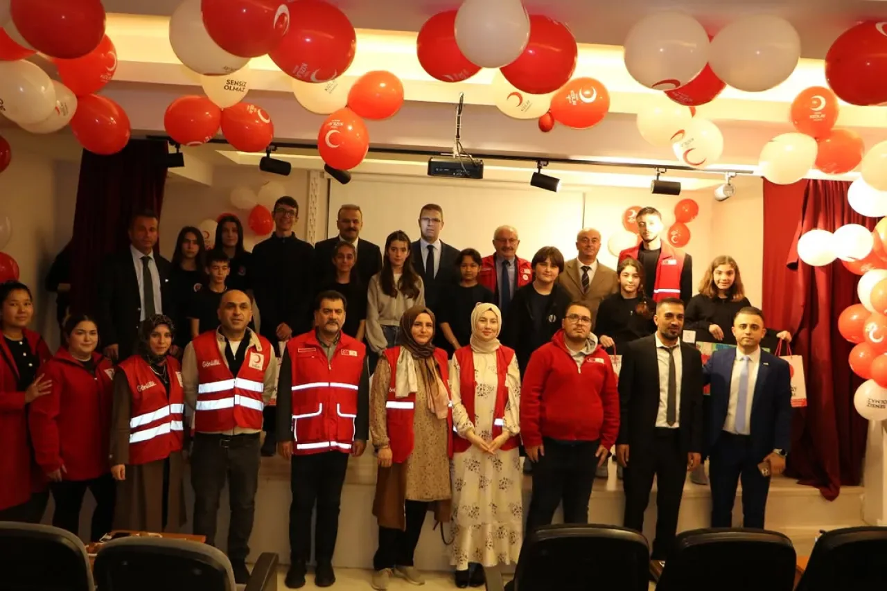 Avcılar'da Kızılay Haftası Coşkuyla Kutlandı Avcılar'da Kızılay Haftası Coşkuyla Kutlandı