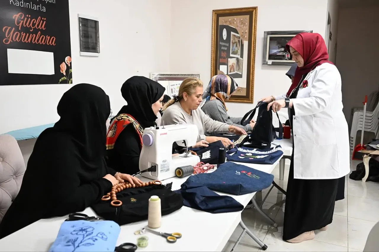 Gaziosmanpaşa'da Kadınlar Çanta Yapımı Eğitimi ile Becerilerini Geliştiriyor Gaziosmanpaşa'da Kadınlar Çanta Yapımı Eğitimi ile Becerilerini Geliştiriyor