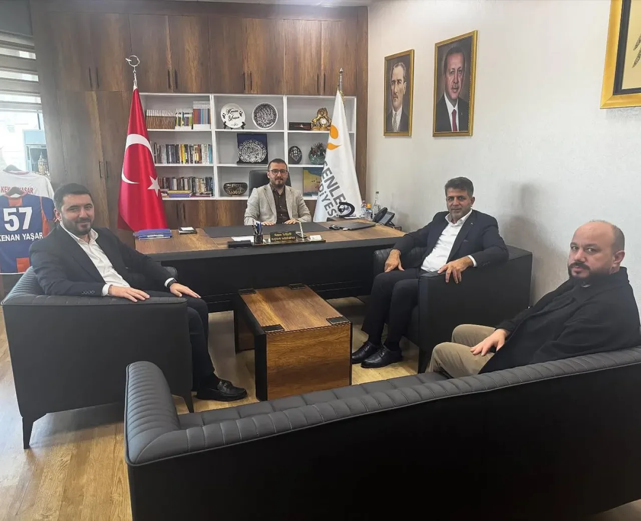 AK Parti Bağcılar İlçe Başkanı, Esenler Belediye Başkan Yardımcısı Kenan Yaşar'ı Ziyaret Etti AK Parti Bağcılar İlçe Başkanı, Esenler Belediye Başkan Yardımcısı Kenan Yaşar'ı Ziyaret Etti