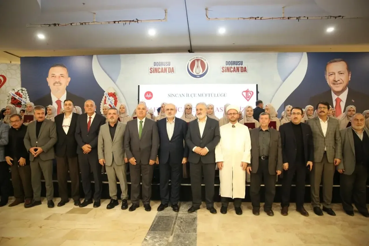 Sincan'da Manevi Coşku: Hafızlık İcazet Merasimi Düzenlendi Sincan'da Manevi Coşku: Hafızlık İcazet Merasimi Düzenlendi