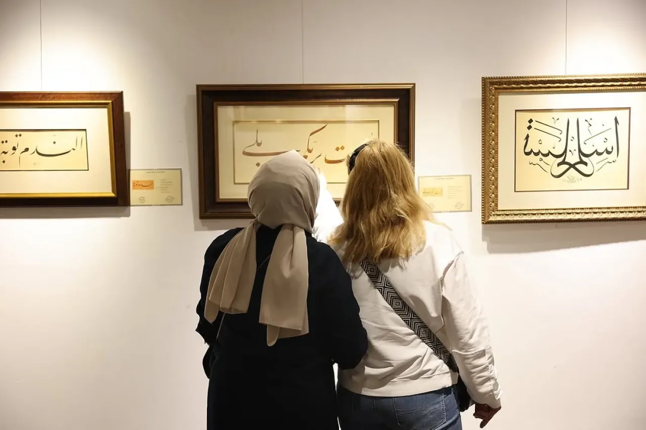 Bağcılar'da Hüsn-ü Hat Sergisi: Usta Hattat Ali Hüsrevoğlu'nun Eserleri Sanatseverlerle Buluşuyor Bağcılar'da Hüsn-ü Hat Sergisi: Usta Hattat Ali Hüsrevoğlu'nun Eserleri Sanatseverlerle Buluşuyor