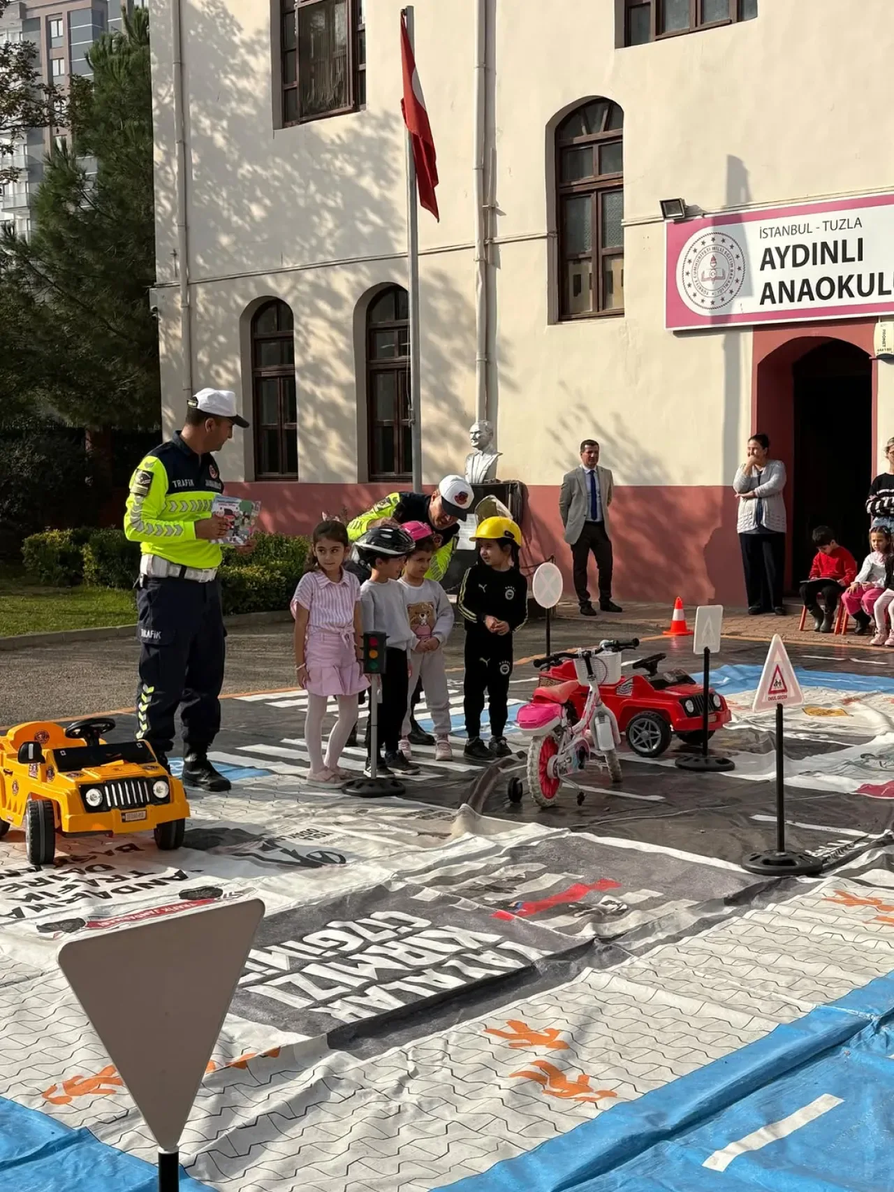 İstanbul Tuzla'da Minik Öğrencilere Jandarma Ekiplerinden Uygulamalı Trafik Eğitimi İstanbul Tuzla'da Minik Öğrencilere Jandarma Ekiplerinden Uygulamalı Trafik Eğitimi