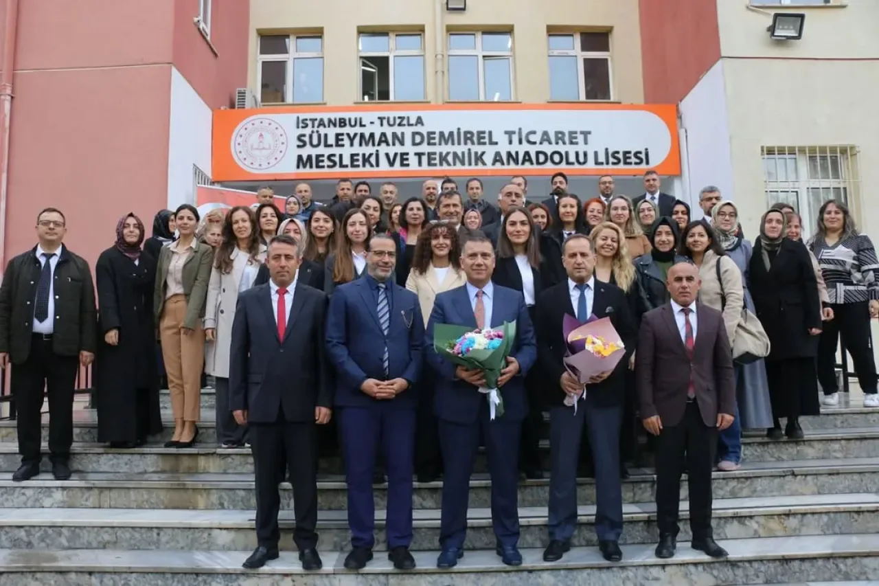 Tuzla'da Bayrak Töreni ve Eğitimde Yeni Dönem Projeleri Tanıtıldı Tuzla'da Bayrak Töreni ve Eğitimde Yeni Dönem Projeleri Tanıtıldı