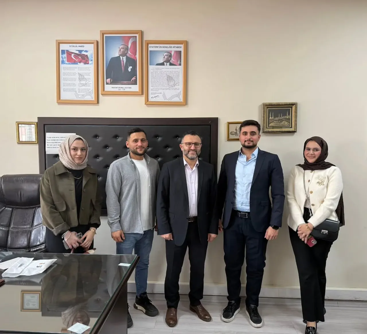 AK Gençlik Bahçelievler'den Okul Ziyaretleri: Gençlerin Gelişimi İçin İstişare AK Gençlik Bahçelievler'den Okul Ziyaretleri: Gençlerin Gelişimi İçin İstişare