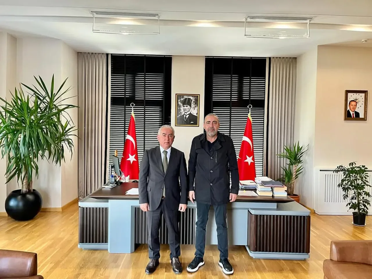 Şile Kuyumculuk Sahibi Murat Haspolat, Kaymakam Mustafa Çit'i Ziyaret Etti Şile Kuyumculuk Sahibi Murat Haspolat, Kaymakam Mustafa Çit'i Ziyaret Etti