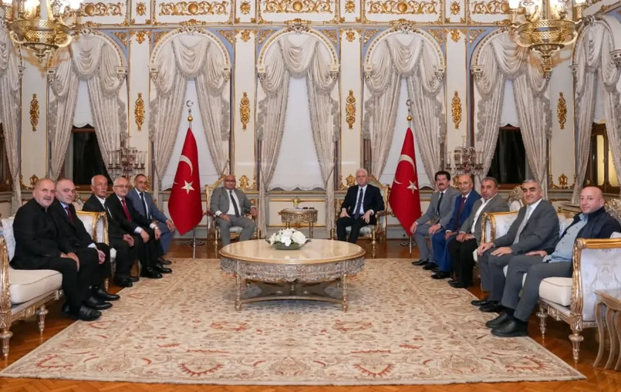 İstanbul Gümüşhaneliler Derneği Başkanı, Vali Davut Gül'ü Ziyaret Etti İstanbul Gümüşhaneliler Derneği Başkanı, Vali Davut Gül'ü Ziyaret Etti