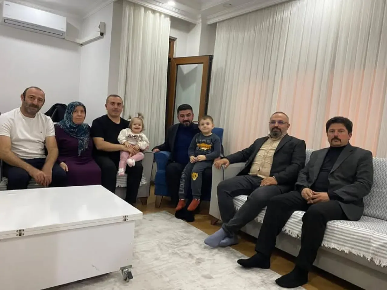 MHP Bahçelievler'de Vatandaş Ziyareti: Derdin Derdimizdir Projesi Kapsamında Anlamlı Buluşma MHP Bahçelievler'de Vatandaş Ziyareti: Derdin Derdimizdir Projesi Kapsamında Anlamlı Buluşma