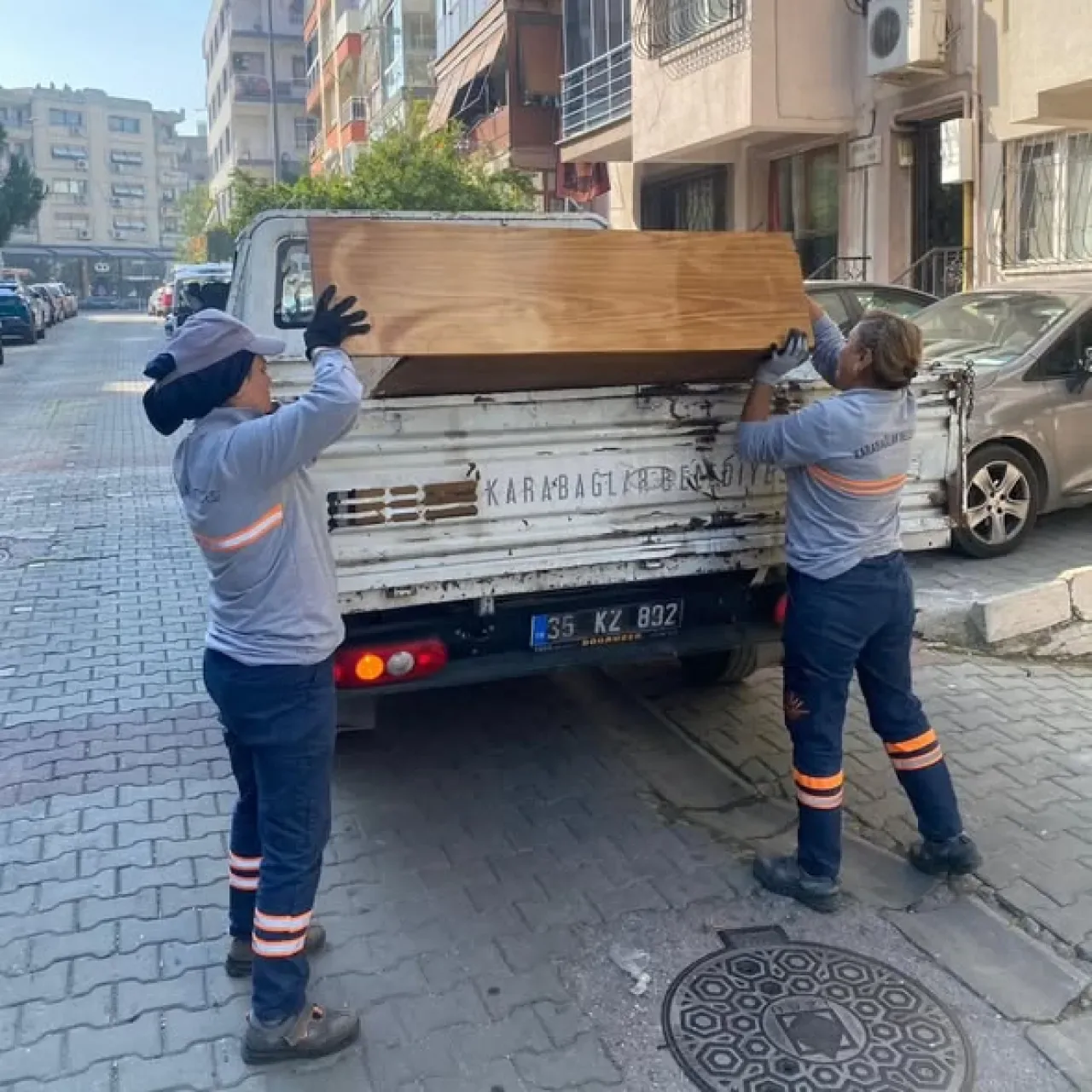 Karabağlar'da Eski Mobilya Sorunu: Bir Günde 11 Kamyon Atık Toplandı Karabağlar'da Eski Mobilya Sorunu: Bir Günde 11 Kamyon Atık Toplandı