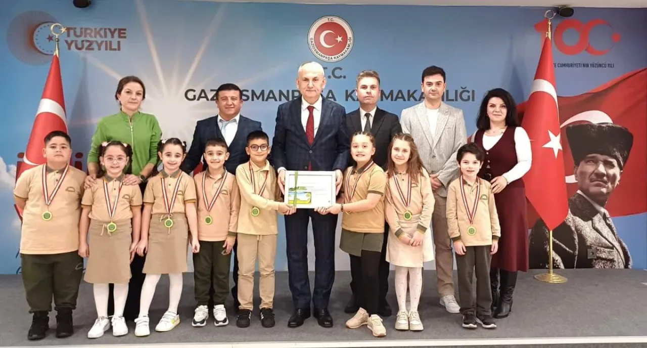 Gaziosmanpaşa'da Minik Ellerden Anlamlı Ziyaret: Kaymakam Yönden'e Fidan Sertifikası Gaziosmanpaşa'da Minik Ellerden Anlamlı Ziyaret: Kaymakam Yönden'e Fidan Sertifikası
