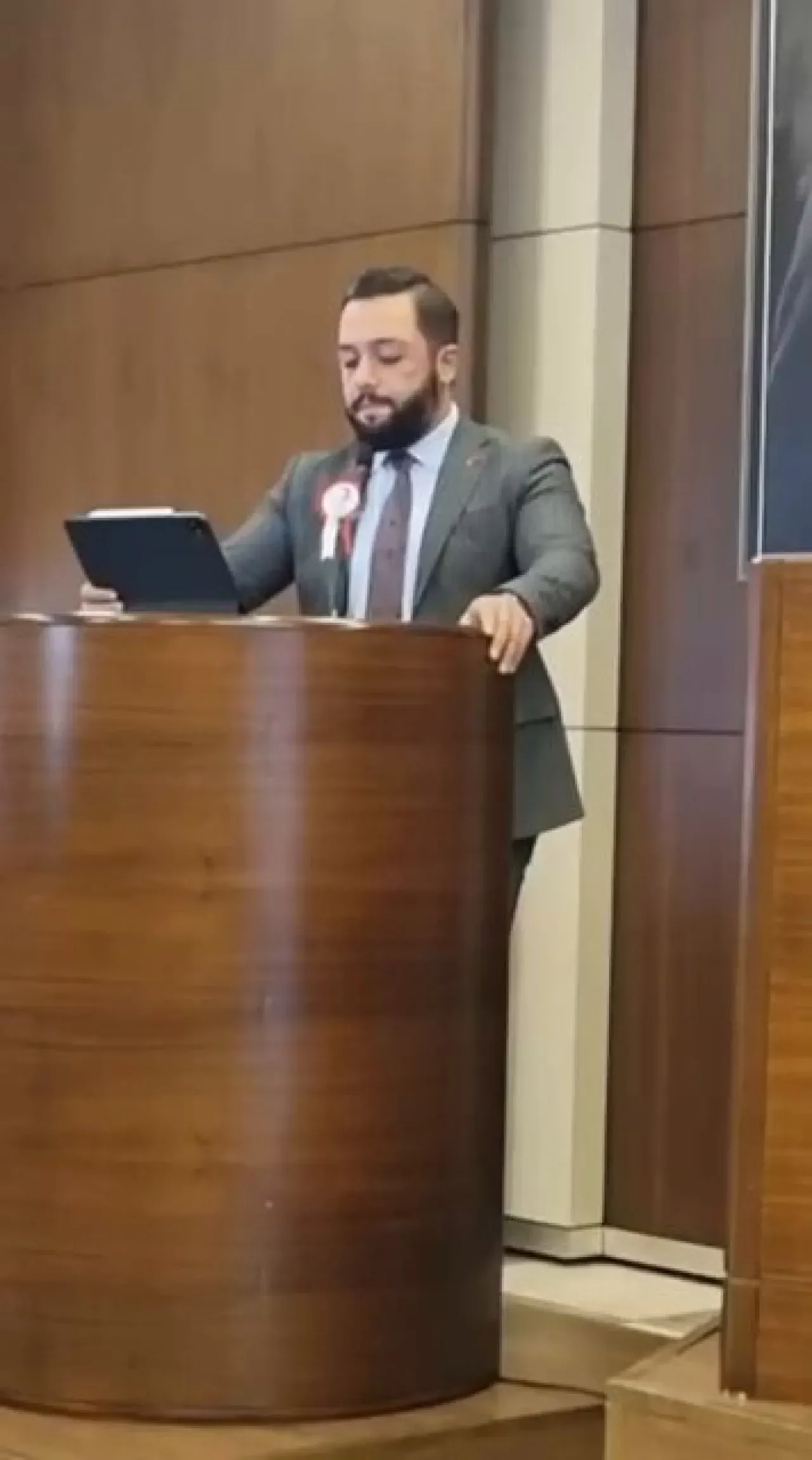 Emre Bozkus, Beyoğlu Belediyesi İhale Süreçlerini Mecliste Sorguladı Emre Bozkus, Beyoğlu Belediyesi İhale Süreçlerini Mecliste Sorguladı